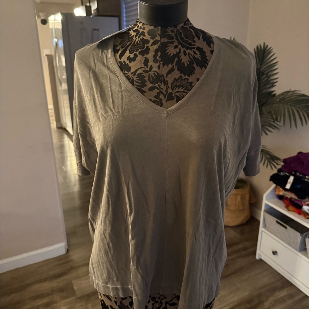 Splendid Womens V-Neck Short Sleeve Tee Olive Green  Made in USA Small NWT
